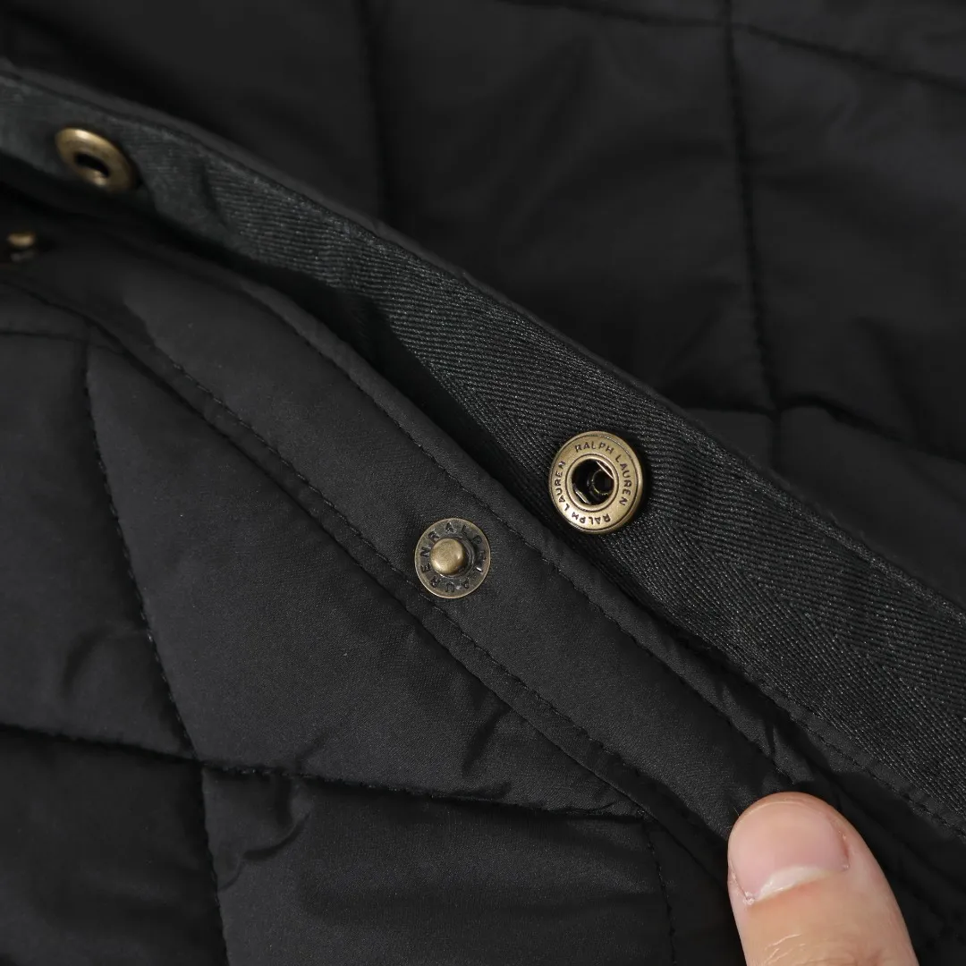 P370 #59 Ralph Lauren classic rhombus quilted cotton jacket for men and women. Inspired by retro workwear, it blends with contemporary British style. The imported machine-pressed rhombus quilting is accurately aligned, and the three-dimensional H-shaped tailoring is neat and slim. It is not bulky when layered in autumn and winter, and still maintains a light style.  Texture is reflected in the details: customized metal buckles, corduroy lapels, breathable eyelets under the arms, and slits on the hem, all replicating the brand's high-end genes. All excipients are standardized!  Five colors to choose from: black/khaki/brown/green/navy blue, easy to switch between commuting, leisure, and travel occasions. Function and appearance coexist: 37.5°C temperature control black technology, breathable and moisture-proof, anti-slip cotton patented fabric, temperature-locking, soft and waxy, durable and stylish. A retro warm-keeping item that can handle low temperatures calmly. The details are all made of craftsmanship, and the style has no limits. It has a classy look that will turn heads.  Color: Khaki Black Navy Green Brown Size: S M L